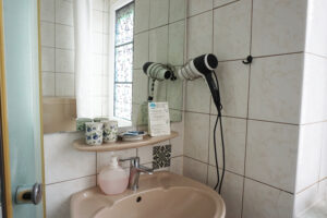 Bad_braunes_waschbecken